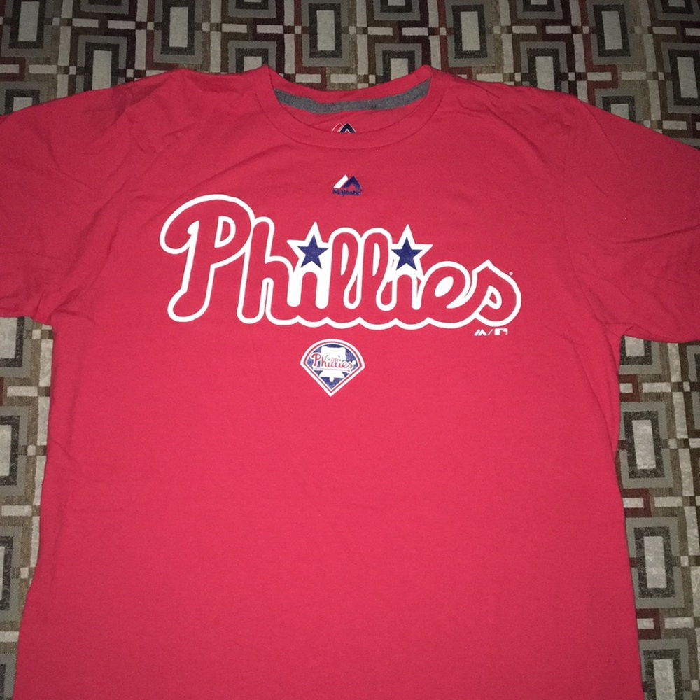 Men’s Red Majestic Phillies T-shirt Size Medium